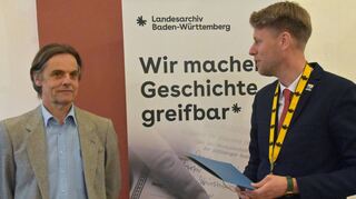 OB Markus Herrera Torrez (rechts) würdigte die Leistung Dieter Fauths für die Erinnerungskultur in Wertheim.