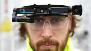 Mit den Smart Glasses haben Mitarbeiter bei Wartung oder Reparatur von Maschinen und Anlagen die Hände für die eigentliche Arbeit frei.