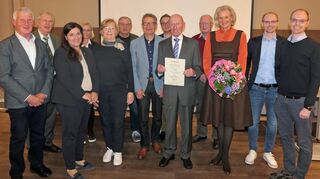 Seine Nachfolgerin im Amt, Elisabeth Fürstin zu Löwenstein-Wertheim-Freudenberg (Dritte von rechts), ernannte Werner Thomann (Fünfter von rechts), der nach 21 Jahren sein Amt als Vorsitzender der Fördergesellschaft der Rotkreuzklinik Wertheim abgab, zum Ehrenvorsitzenden. Lobende Worte für Thomanns großen Einsatz kamen auch von allen Vorstandsmitgliedern und OB-Stellvertreter Bernd Hartmannsgruber (links).