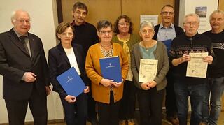 Treue Mitglieder des Gesang-Vereins Bettingen wurden während der Hauptversammlung geehrt. Zu den Gratulanten gehörten der Präsident des Sängerbunds Badisch Franken, Wolfgang Runge (links), und der Vorsitzende Roland Beck (rechts).
