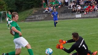 Auf der Hut sein muss Gerlachsheims Torhüter Simon Henning beim Gastspiel in Distelhausen. Der VfR ist zwar Favorit – doch es ist ein Derby. . .