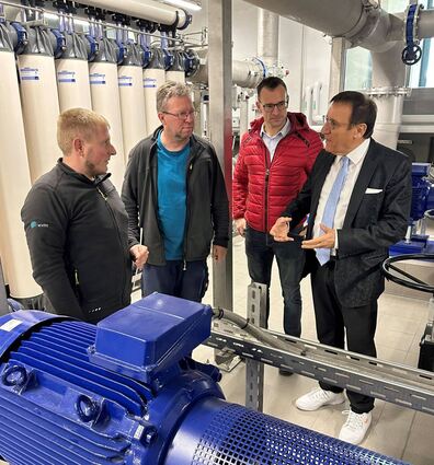 Erfreut über die Aufnahme weiterer WVMT-Maßnahmen in das „Förderprogramm Wasserwirtschaft“ zeigt sich Landtagsvizepräsident und Wahlkreisabgeordneter Prof. Dr. Wolfgang Reinhart, hier im Gespräch mit WVMT-Geschäftsführer Klaus Seidenspinner, Klaus Treutlein und Wassermeister Lukas Kolmstetter (von links) bei einem Besuch des Dittigheimer Wasserwerks im vergangenen Jahr.