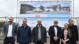 Mit dem Aufstellen des neuen Bauschilds ist ein weiterer, wenn auch symbolischer Akt, bei der Wiederbelebung des Hardheimer Erfaparks vonstatten gegangen