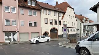 Manche Verkehrsteilnehmer sind verwirrt durch die gepflasterte Rinne an der Kreuzung am „Betten-Stahl“ und wissen nicht wer Vorfahrt hat. Die Pflastersteine sollen nun beseitigt werden, um die allgemein gültige rechts vor links Regel in der Innenstadt zu verdeutlichen.