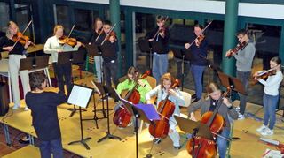 Eine musikalische Weltreise boten die Akteure beim Themenkonzert der Musikschule. Die Veranstaltung stand unter dem Motto „Folklore aus aller Welt“.