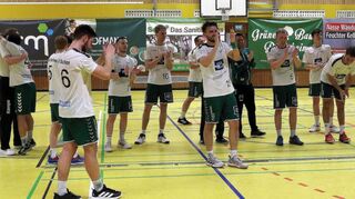Feiern mit den Fans: Nach dem Auswärtssieg in Tauberbischofsheim stehen Buchens Landesliga-Handballer kurz vor der Meisterschaft.