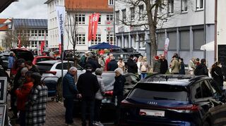 Die Neuwagen-Meile in der Josef-Schmitt-Straße war der Anziehungspunkt für viele Besucherinnen und Besucher beim Frühlings- und Automarkt am Sonntag in Lauda.