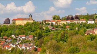 Oben Schloss Bartenstein mit katholischer Straße, unten das evangelische Dorf Ettenhausen, das sich im „Osterkrieg von Bartenstein“ energisch gegen Fürstenwillkür bei der Festsetzung des Osterdatums zur Wehr setzte.