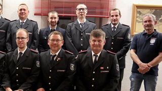 Ehrungen: (stehend, von links) Bürgermeister Markert, Schriftführerin Konerth, Kassierer Holzmann, Kassenprüfer Kuhn, Gerätewart Kraft, Steffen Blassauer (Ausschuss), Stadtkommandant Schenk, Ortsvorsteher Kraft sowie (sitzend, von links) ehemaliger stellvertretender Kommandant Obermeier, stellvertretender Kommandant Lindner, Kommandant Jürgen Häusler und der ehemalige stellvertretende Kommandant Horst Kuhn (jetzt Ausschuss).