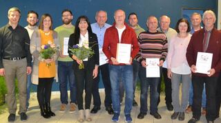 Die Geehrten des Musikvereins Gissigheim: (von links) Stellvertretender Vorsitzender Michael Münch, stellvertretender Vorsitzender Maximilan Rapp, Julia Sladek-Zimmermann, Christoph Tschau, Silke Dirnberger, Karl Gehrig, Christoph Berberich, Benjamin Rapp, Wilhelm Rapp, Bernhard Achstetter, Elvira Steffan, Joachim Löffler, Lothar Steffan, Willibald Schlegelmilch und Vorsitzender Martin Withopf.