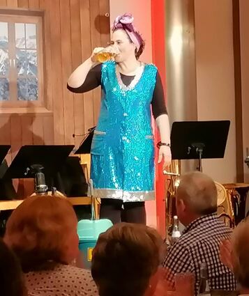 Die Würzburger Kabarettistin Ines Procter unterhielt das Publikum beim Starkbieranstich im Kloster Bronnbach.