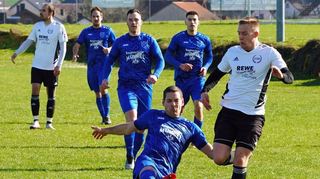 Für die SG RaMBo (weiße Trikots) eine klare Sache: Sie gewinnt trotz Einsatz des FC Hundheim/Steinbach klar mit 3:1.