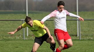 Löffelstelzen/Bad Mergentheim II (gelbe Trikots) sieht gegen die SGM Forchtenberg/Sindringen-Ernsbach schlecht aus und verliert mit 1:5.