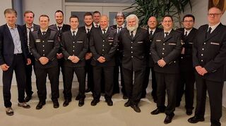 Der neue Ausschuss der Igersheimer Feuerwehr mit Bürgermeister Frank Menikheim (links), dem stellvertretenden Gesamtkommandanten Max Ikas (Dritter von links), Gesamtkommandant Paul Dezonsk (Achter von links), Sebastian Quenzer (Kreisfeuerwehrverband, Dritter von rechts), Ralph Kinzie (Kreisjugendfeuerwehr, Zweiter von rechts) sowie dem zweiten Kreisbrandmeister (Süd) Jürgen Friedel (rechts).