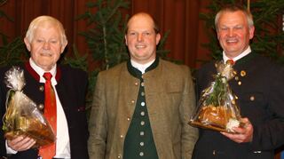 Zusammen standen sie 41 Jahre an der Spitze der KJV Mergentheim; beim Festabend präsentierten Bernhard Gailing (links) und Hariolf Scherer (rechts) mit einer Diashow die Geschichte der Kreisjägervereinigung. KJM Florian Dietzel (Mitte) dankte ihnen mit einem nahrhaften Präsent.