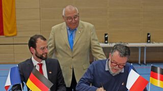 Im Beisein von Bürgermeister Wolfram Bernhardt (links) und Hans-Jürgen Pittner (Mitte) trug sich Franck Dumont aus Berchères-sur-Vesgre ins Goldene Buch der Stadt Adelsheim ein.
