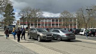 Verkehrschaos am Burghardt-Gymnasium Buchen: Viele Eltern von auswärtigen Schülern holten ihre Kinder wegen des Streiks mit dem Auto von der Schule ab.