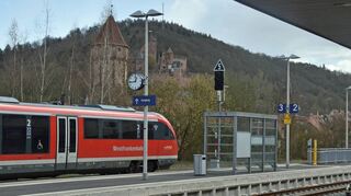 Die Bahnhöfe in der Region waren am Montag verwaist. Die Verkehrsgesellschaft Main-Tauber mit ihren blauen Bussen hielt ihren Fahrplan aber, so dass der Schülerverkehr weitgehend gesichert war.