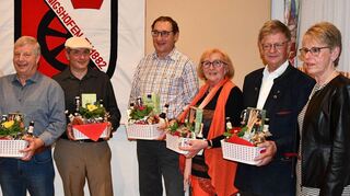 50 Jahre „Jedermänner“ im TV Königshofen: Übungsleiterinnen und Trainer sind die tragenden Säulen eines Vereinsangebots. Das Bild zeigt (von links): Karl Michelbach, Manfred Müller, Holger Krüger, Werner Meyer, Christa Krüger, Franz Engert und Waltraud Grünewald.