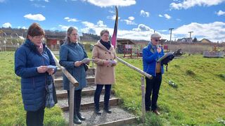 An der Assamstadter Quellenweg-Station erläuterten (von links) Thea Hammel, Sonja Mayer, Claudia Frank und Pfarrer Kurt Wolf die Bedeutung und Intention des Platzes.