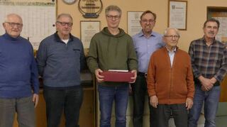 Mit viel Wehmut verabschiedete sich nach 18 Jahren als Chorleiter Alexander Weber vom MGV Tauberrettersheim. Das Bild zeigt (von links): Fritz Vogt, Egid Löber, Alexander Weber, Burkhard Kutschera, Stefan Nörpel und Alois Muhler.
