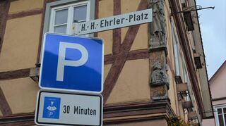 Am Hans-Heinrich-Ehrler-Platz steht bereits die neue Beschilderung: In den Randbereichen ist das Parken mit Parkscheibe auf elf Plätzen künftig kostenlos.