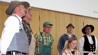 „Salzabroad“ – eigentlich a cappella, hier mit junger weiblicher Verstärkung: Mit viel Witz und Selbstironie präsentierten sie ihre musikalische Positionsbestimmung des ländlichen Raums.