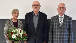 Herbert Kilian (Mitte) erhielt für seine kommunalpolitische Arbeit und zur Verabschiedung aus dem Gemeinderat den Siegelring der Stadt Walldürn von Bürgermeister Markus Günther. In den insgesamt 39 Jahren war vor allem seine Frau Christa immer eine Stütze.