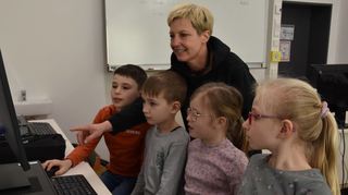 Rektorin Simone Müssig-Ehrmann mit Zweitklässlern im „alten“ Computerraum der Kirchbergschule. Den Umgang mit Computern und Programmen zu lernen, gehört heute zum Standard. Die Königheimer Grundschule will da mit ihrem Konzept mitziehen.