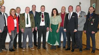 Das neue Führungsteam des Schützenkreises Mergentheim, mit dem neuen Kreisoberschützenmeister Frieder Bauer (Fünfter von links) und seinem Stellvertreter, Kreisschützenmeister Jens Bräu (Siebter von links), zusammen mit den Mitgliedern des Kreisschützenmeisteramtes und den Ehrengästen.
