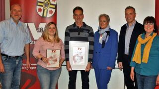 Für besondere Verdienste wurde Laura Meinikheim (Zweite von links) explizit geehrt und Dirk Fischer (Dritter von links) zum Vereinsehrenmitglied ernannt. Mit im Bild Thomas Beiersdorf, Manuela Zahn, Volker Silberzahn und Agnes Meinikheim.