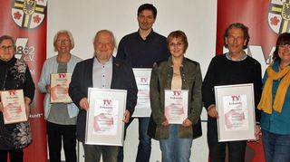 Die für besondere Mitgliederjubiläen Geehrten – unter anderem Johannes Meinikheim (vorne Mitte) für 50 Jahre – mit dem TV-Vorsitzenden Thomas Beiersdorf (links) und Vorstandsmitglied Agnes Meinikheim (rechts).
