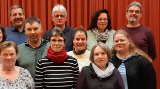 Die neu gewählte „Liederkranz“-Vereinsführung mit dem Vorsitzenden Jochen Schmidt (Dritter von links) und seinem Stellvertreter Günter Hammel (Vierter von links) sowie Martina Hammel (Kassenprüferin), Hildegard Mayer (Notenwartin), Carmen Thorwarth (Notenwartin/Beisitzerin), Werner Striffler (Schriftführer), Eva Waldmann (Beisitzerin), Martina Trump-Koch (Beisitzerin), Sabine Frank (Kassiererin), Heike Eifert (Beisitzerin) und Friedrich Thorwarth (Kassenprüfer).