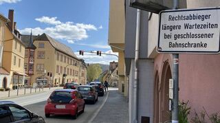 Langes Warten an der Ampelanlage der Tauberbrücke. Hilft eine digitale Verkehrsführung?