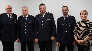 Das Bild zeigt (von links): Leiter der Feuerwehr Karl-Heinz Barth, Martin Beck, Alfred Staudt, Abteilungskommandant Sebastian Sieber und Ortsvorsteherin Claudia Kemmer. Es fehlt Josef Söhner.