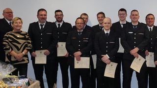 Das Bild zeigt die Beförderten und Geehrten der Feuerwehr Bad Mergentheim Abteilung Markelsheim zusammen mit dem Leiter der Feuerwehr Bad Mergentheim Karl-Heinz Barth, dem Abteilungskommandanten Sebastian Sieber und der Ortsvorsteherin Claudia Kemmer.