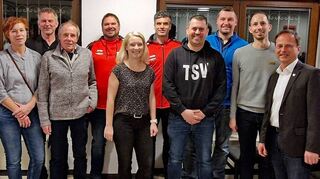 Die anwesenden ausgezeichneten Mitglieder mit den Offiziellen Christian Hügel (Vorsitzender), Christian Geißler (stellvertretender Vorsitzender), Michael Geidl (Sportkreis) und Bürgermeister Joachim Döffinger.