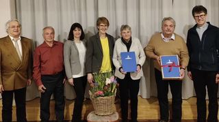 Ehrungen verdienter langjähriger Mitglieder gab es bei der Jahreshauptversammlung der Chorgemeinschaft Frohsinn Berolzheim (von links): Michael Friedrich, Klaus Ruppert, Bianca Preiß, Imelda Gehrig, Rosemarie Noe, Karlheinz Nickolaus und Pater Bernard.
