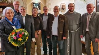 Am Übergang zu einem neuen Kapitel der Vereinsgeschichte der Chorgemeinschaft Rippberg: die geehrten Berberich, Kern und Pfeiffer (von links) neben Chorleiter Kirchgessner, den beiden neuen Vorständen Dell und Giegerich sowie Pater Kamil Piotrowski OFM Conv. und Ortsvorsteher Stich.
