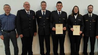 Die Beförderten Stefanie Mühleck und Joshua Scheidel (Mitte) mit (von links) Ortsvorsteher Hermann Dehner, Leiter der Feuerwehr Karlheinz Barth, Kommandant Stefan Walter sowie den beiden stellvertretenden Kommandanten Simon Beyer und Norbert Brunner. Es fehlen Tim Holch und Stefan Heuberger.