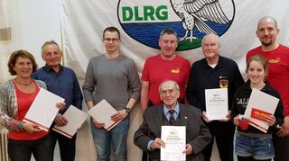 Die Geehrten der DLRG-Ortsgruppe Wachbach: (von links) Lisa Tittl, Anton Tittl, Blazej Hügel, Zweiter Vorsitzender Hans-Peter Dehner, Richard Grünewald, Vorsitzender Jürgen Menzke, Greta Menzke und Peter Mollner (vorn).