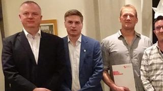 Bei der Hauptversammlung des FC Rauenberg wurden zahlreiche Mitglieder für ihre Treue und ihr Engagement ausgezeichnet. Das Bild zeigt bei der Ehrung durch den Badischen Sportbund (von links) Christian Arlt , Thorsten Hildenbrand, Tilo Weißenborn, Timo Kraus, Achim Detsch und den Sportkreisvorsitzenden Matthias Götzelmann.