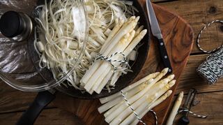 Vor dem Kochen den Spargel portionsweise mit Küchengarn zusammenbinden.