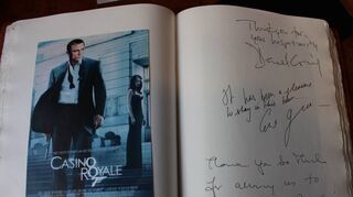 Eintrag von Daniel Craig („Danke für die Gastfreundschaft“), Eva Green („Es war ein Vergnügen“) und Kollegen im Hotel-Gästebuch 2006.