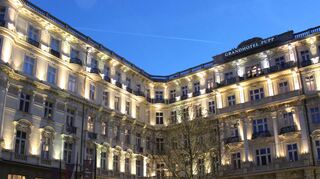 Hell erleuchtet präsentiert sich das Grandhotel Pupp und entfaltet damit auch im Dunkel seine ganz Pracht.