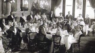 Das prachtvolle Interieur des Hotels Pupp vor dem Ersten Weltkrieg, hier bei einer Zusammenkunft der Eigentümer-Familie Pupp im Jahre 1912.