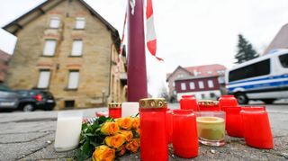 Am Tag nach den tödlichen Schüssen in Rot am See: Einwohner haben Blumen und Kerzen an den Tatort gebracht.