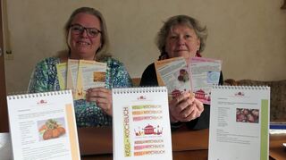Margarete Schmidt und Elisabeth Huba-Mang freuten sich über das Erscheinen des ersten Kochbuchs des „KEGL“-Projekts der Freudenberger VdK-Gruppen. Die Nachfrage ist bereits groß.