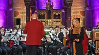 Sängerin June Weber verlieh dem Konzert in der Pfarrkirche mit ihrer Stimme eine besondere Note – zur Freude des begeisterten Publikums.