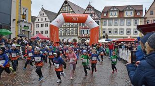 Zahlreiche Kindergartenkinder nahmen am 16. Stadtlauf in Bad Mergentheim teil. Viele Eltern und weitere Zuschauer in der Burgstraße und auf dem Marktplatz feuerten sie an.